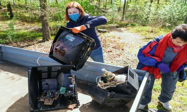 Augustowscy urzędnicy sprzątali lasy