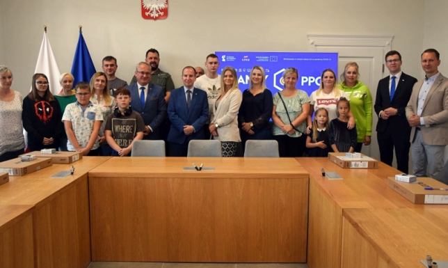 Dzieci z Augustowa mają nowe komputery Nowe komputery trafiły do dzieci z 33 rodzin z Augustowa