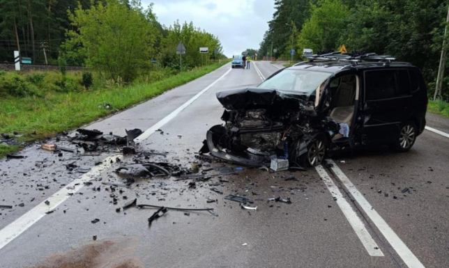 Zderzenie dwóch samochodów osobowych na drodze wojewódzkiej 