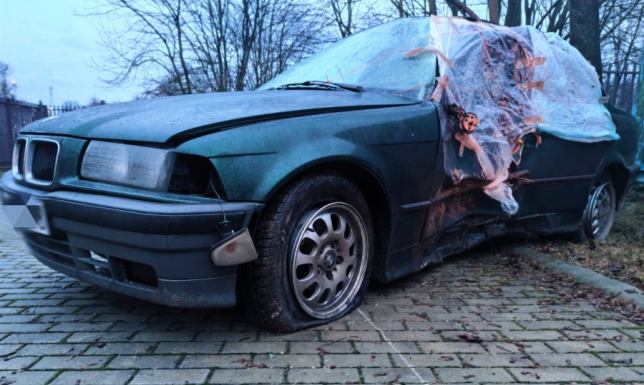 Zderzeniem z drzewem zakończyła się podróż 19-latka i jego pasażerów