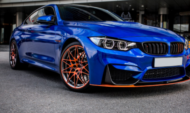 Ubezpieczenie Tesli za 770 zł, a Ferrari - za 1251 zł. Jakie parametry samochodu wpływają na cenę polisy?