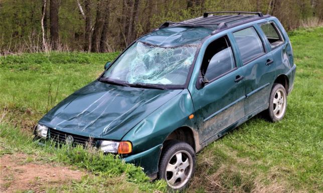 Wjechała do rowu i zasnęła Wjechała volkswagenem do rowu, zasnęła, a po przebudzeniu uciekła z miejsca zdarzenia