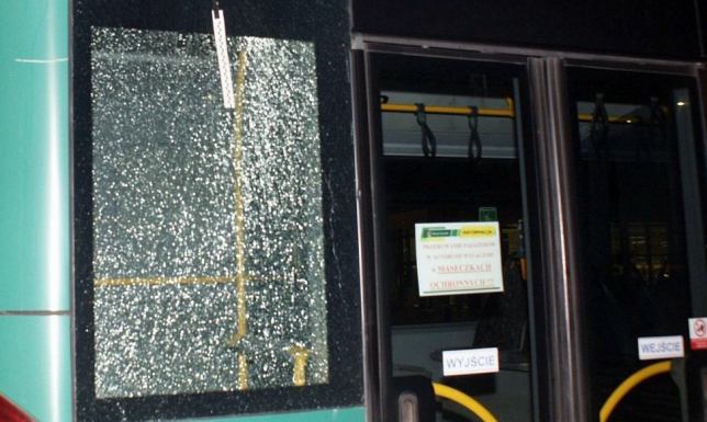 Policjanci zatrzymali podejrzanego o uszkodzenie autobusu miejskiego