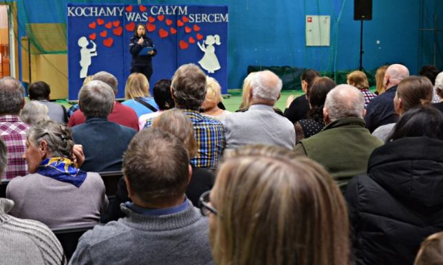 Policjanci i siatkarze spotkali się z seniorami i ich wnukami