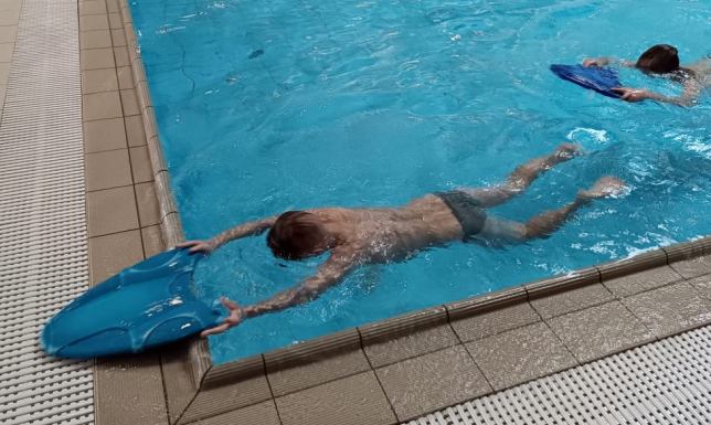 Basen po remoncie, uczniowie uczą się pływać Kontynuacja bezpłatnej nauki pływania w klasach III suwalskich szkół