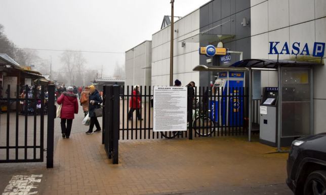 Puste stoiska, rozproszony handel i trudne warunki zimowe