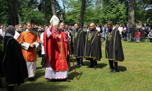 25–lecie przyjęcia sakry biskupiej Uroczystości odpustowe Zesłania Ducha Świętego w Studzienicznej