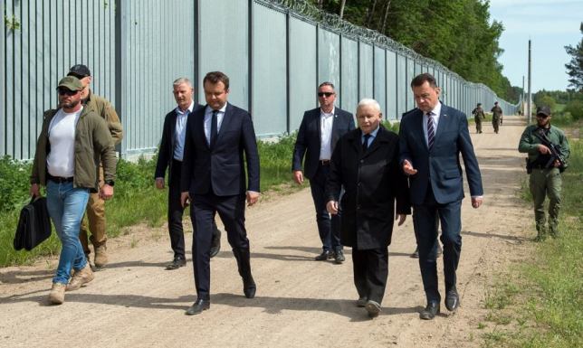 O bezpieczeństwie granic. Kaczyński i Błaszczak w Kopczanach Kaczyński i Błaszczak spotkali się z żołnierzami w powiecie augustowskim