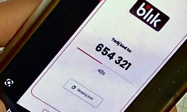 24-letnia kobieta kolejną oszukaną metodą na BLIK