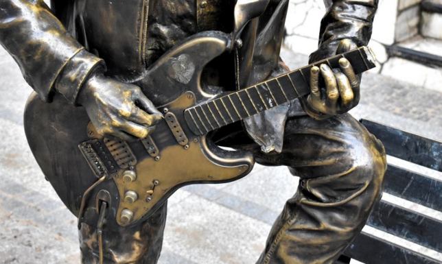 Rzeźba bluesmana na ulicy Chłodnej w Suwałkach uszkodzona