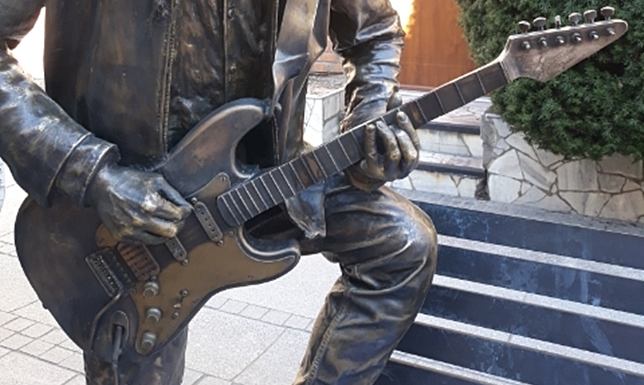 Znajdująca się na ulicy Chłodnej w Suwałkach rzeźba bluesmana została naprawiona