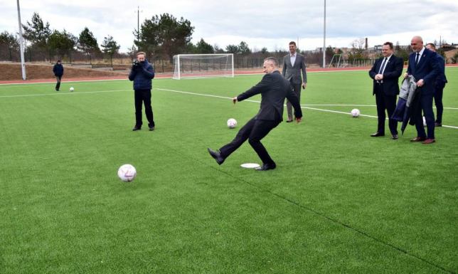 Nowe boisko i blok sportowy w SP 5 oficjalnie otwarte Szkołą Podstawowa nr 5 w Suwałkach ma nowy kompleks sportowy