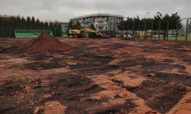 budowa oświetlenia i modernizacji boiska bocznego oraz kortów tenisowych