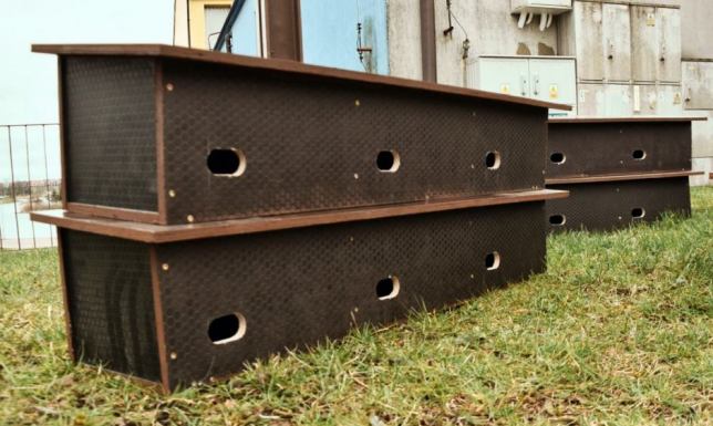 10 potrójnych budek dla jerzyków zostało zawieszonych na pływalni OSiR