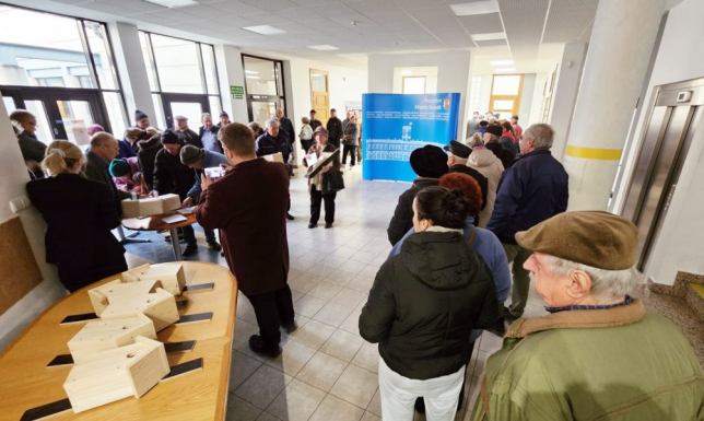 akcja rozdawania budek lęgowych dla ptaków przez suwalski Ratusz