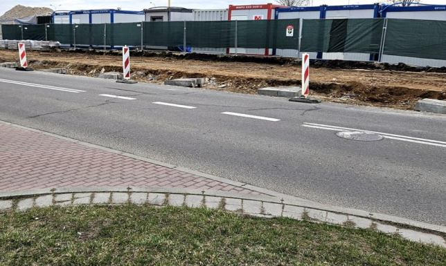 system odprowadzający nadmiar wody do przydrożnych trawników