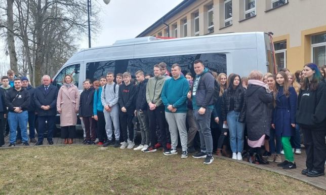 Nowy bus trafił do Zespołu Szkół w Dowspudzie Autobus o łącznej wartości 435.000 zł