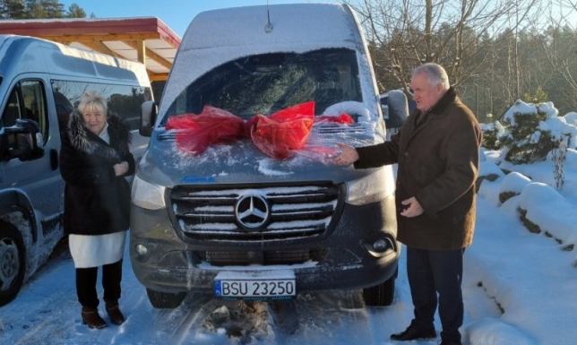 Nowy bus dla podopiecznych Środowiskowego Domu Samopomocy w Lipniaku Powiat Suwalski dofinansował zakup 17-osobowego autobusu