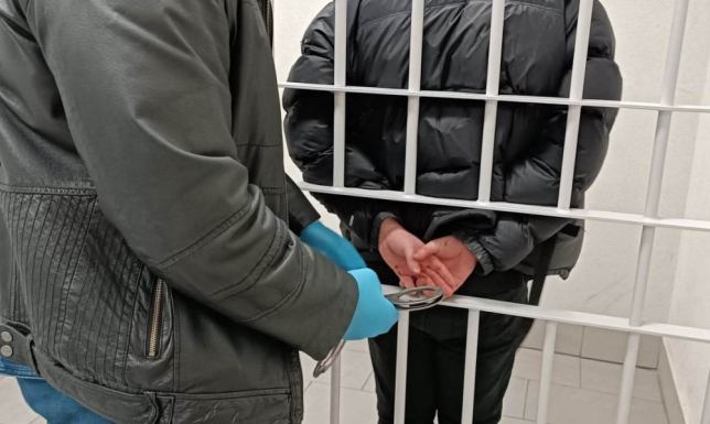 Policjanci z Suwałk zatrzymali 20-latka podejrzanego o zniszczenie samochodu