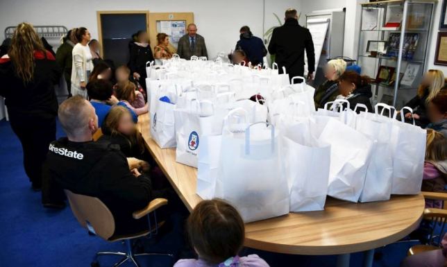 Rozdanie paczek przygotowanych przez Zespół Charity Shop