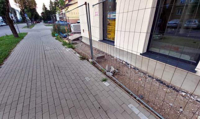 naprawa chodnika przy zbiegu ul. Emilii Plater i ks. Jerzego Popiełuszki