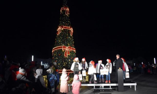 rozświetlenie świątecznych ozdób na placu Marii Konopnickiej w Suwąłkach