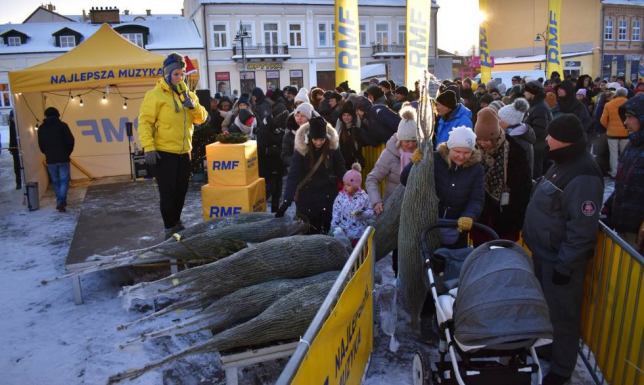 Świąteczny konwój RMF FM zawitał na placu Marii Konopnickiej w Suwałkach