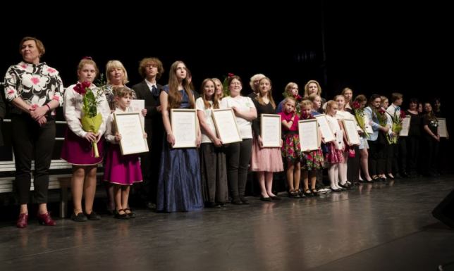 upowszechnianie śpiewu chóralnego w szkołach, placówkach i instytucjach kultury