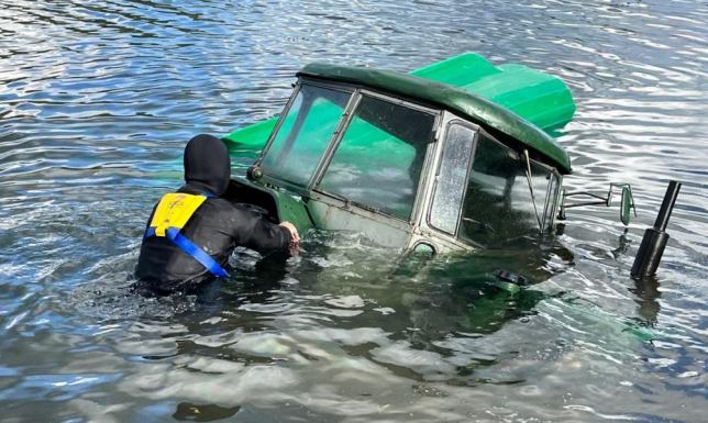Podczas wyciągania łodzi wiosłowej ciągnik rolniczy stoczył się do wody