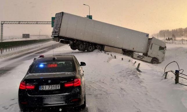  Kierowca ciężarówki wpadł w poślizg i uderzył w barierki