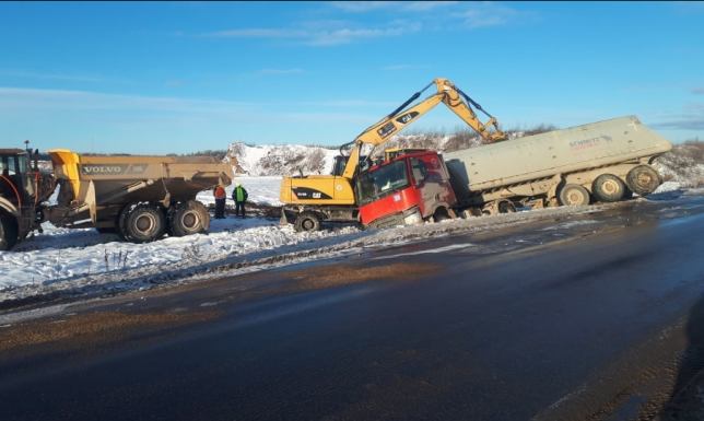 na trasie Suwałki-Filipów do rowu zjechała ciężarówka