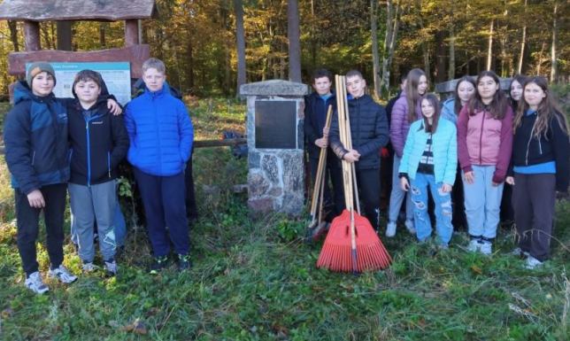 Uczniowie porządkowali cmentarz z I wojny światowej Cmentarz z I wojny światowej w Wólce w gminie Bakałarzewo