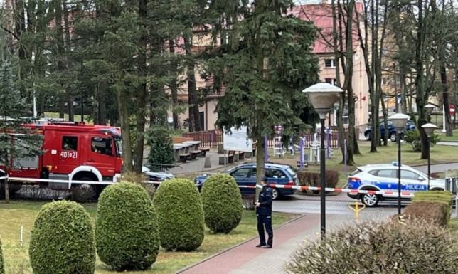 Ćwiczenia obronne na terenie Augustowskiego Centrum Edukacyjnego na terenie Augustowskiego Centrum Edukacyjnego odbyły się ćwiczenia obronne