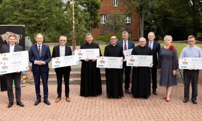 Wręczono czeki na remonty przy zabytkach Symboliczne czeki z finansową pomocą na renowację zabytków w Podlaskiem