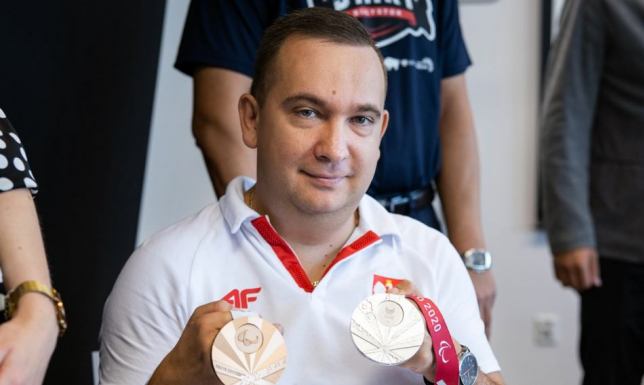 Rafał Czuper, medalista Igrzysk Paraolimpijskich w Tokio z czekiem od marszałka