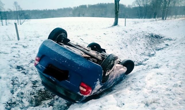 Kierowca nie dostosował prędkości do warunków panujących na drodze