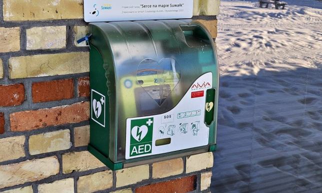 Elementy defibrylatorów rozmieszczonych w Suwałkach były niszczone lub kradzione