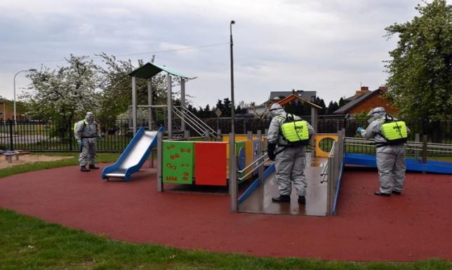 Dezynfekują place zabaw przy przedszkolach