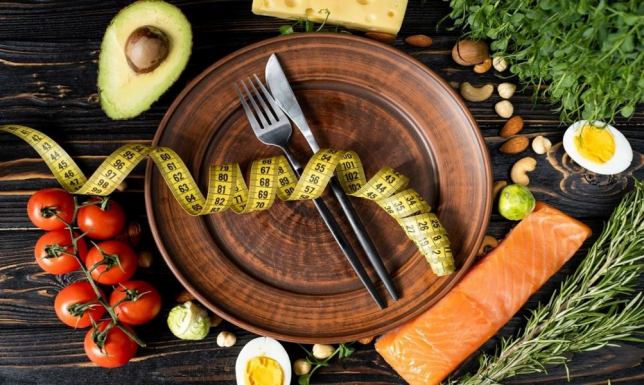 Trzy popularne diety niskowęglowodanowe. Którą wybrać?