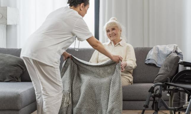 Opiekunka osoby starszej - kto nadaje się do takiej pracy?