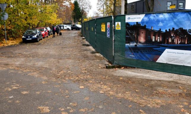 bardzo zły stan tymczasowego dojścia do peronów kolejowych