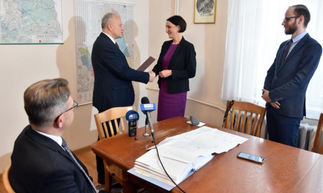 Rozpoczęła się budowa Muzeum Obławy Augustowskiej Oficjalne przekazanie pozwolenia na rozpoczęcie prac w Domu Turka