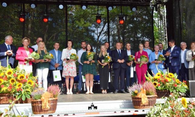 Dożynki Powiatu Suwalskiego i Gminy Raczki odbyły się w Dowspudzie Święto Polonów na terenie Zespołu Szkół w Dowspudzie
