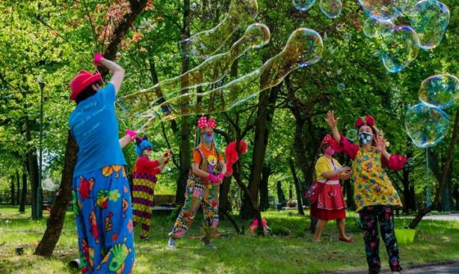 Wolontariusze będą zabawiać dzieci pod oknami szpitala