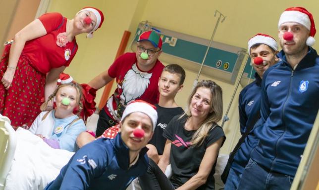 Siatkarze Ślepska i wolontariusze Fundacji Dr Clown odwiedzili dzieci w szpitalu Świąteczna wizyta w suwalskim szpitalu