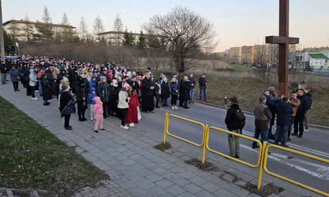 W Suwałkach jak co roku w Miejskiej Drodze Krzyżowej udział wziął tłum wiernych