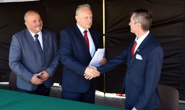 Podpisali umowy na przebudowę dróg Ateny-Bryzgiel-Płociczno Uroczyste rozpoczęcie największej inwestycji Powiatu Augustowskiego w tym roku
