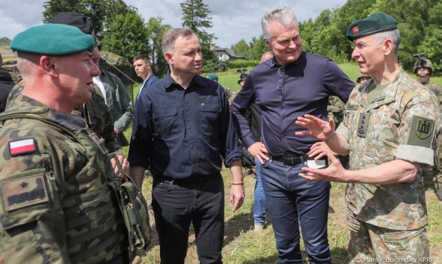 Prezydenci Polski i Litwy na przesmyku suwalskim Duda odwiedził Mobilne Stanowisko Dowodzenia Wielonarodowej Dywizji Północny–Wschód