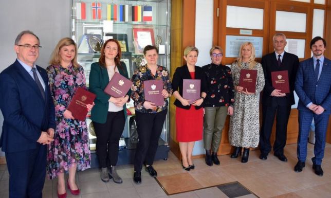 Dyrektorzy odebrali powołania Sześcioro dyrektorów suwalskich placówek oświatowych odebrało powołania na stanowiska