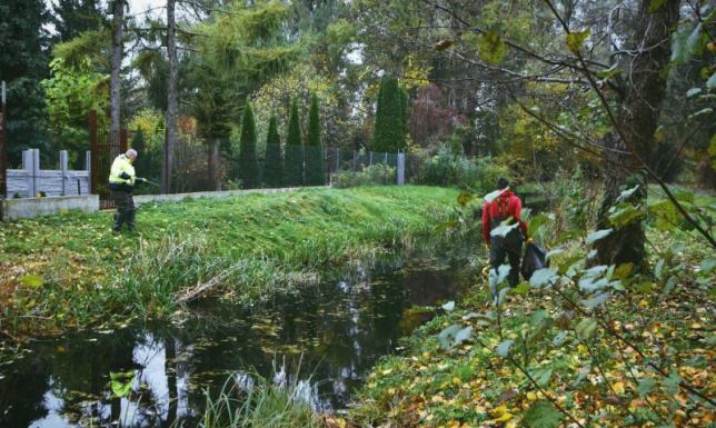 Pracownicy OSiRu sprzątają rzekę 